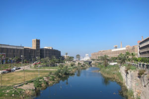 Minat Al Bassal : vue de 5 des 8 bâtiments du district du Cotton au bord du Canal Mahmoudieh (à droite : Alex Bank branch, Makbas El Nile, Makbas Misr, Misr Warehouse. à gauche : Makbas El Tarikh, Makbas 45) ©Association Internationale de Développement Urbain pour l’Agence française de développement